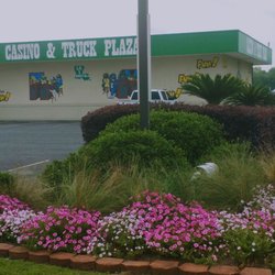 Plaquemine Truck Stop & Fat Tuesday Casino - Closer view of the purty flowers in the front entrance to the casino from Highway 1
