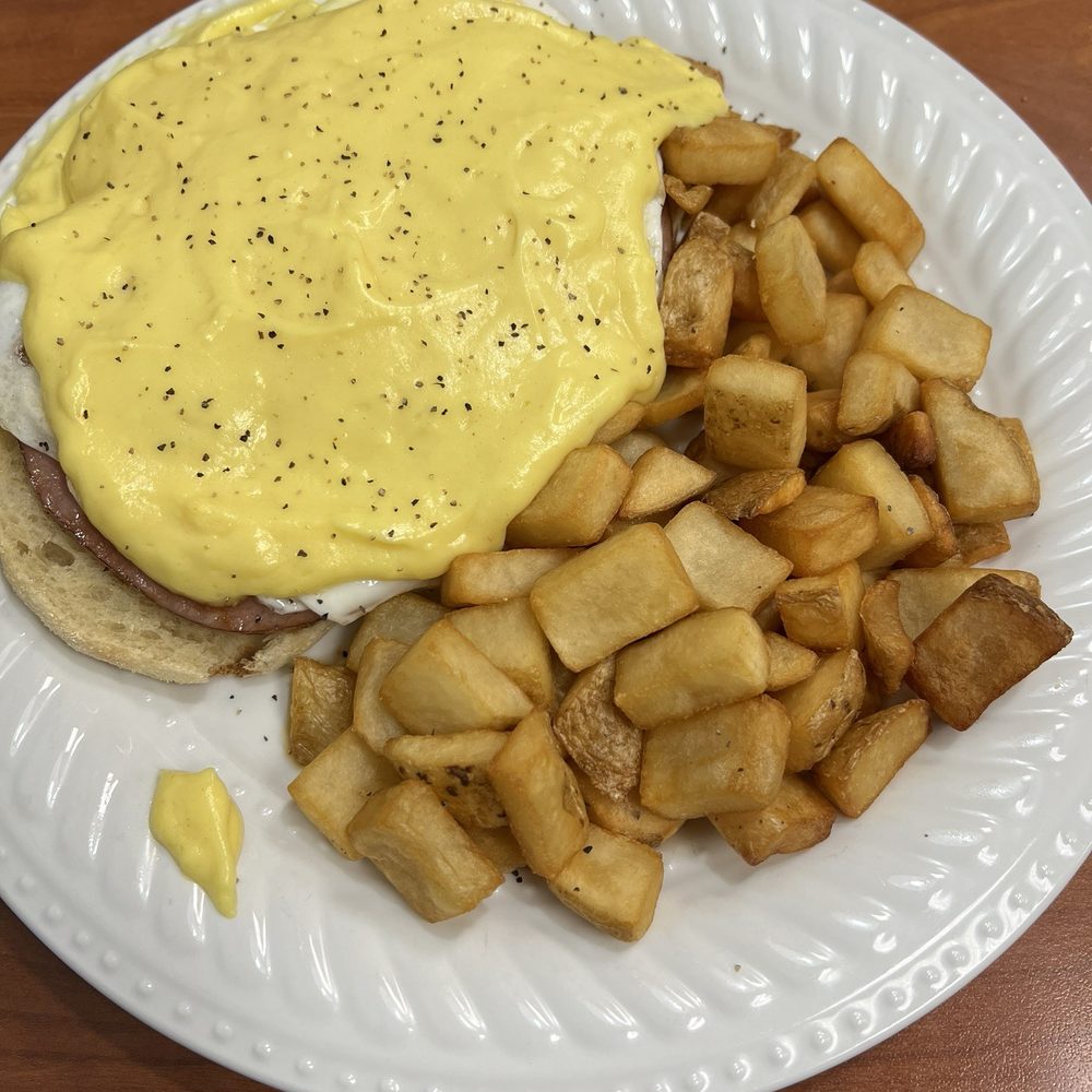 Eggs Benedict with cottage potatoes! Yum!! Eggs Benedict with cottage potatoes! Yum!!