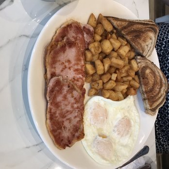 Evviva Breakfast & Lunch - Eggs and peameal bacon breakfast - Breakfast & Brunch Near Me - Vaughan, Ontario