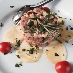 La Locanda Ischitana - Lachstartar mit Apfel und Avocado auf Mangobett