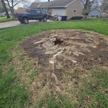 Complete Tree Service - Unfinished job by the complete tree service - Tree Services Near Me - Shawnee, Kansas Complete Tree Service - Unfinished job by the complete tree service - Tree Services Near Me - Shawnee, Kansas