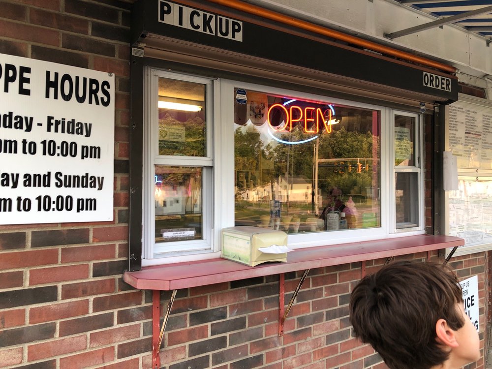 SCOOPS & MORE ICE CREAM EMPORIUM Updated July 2024 528 W River Rd N