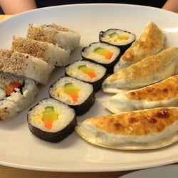 Eller Asia - Lunchbox (4 pieces of vegetable Kimbab, 4 pieces of tuna and vegetables Kimbab, 4 pieces of fried dumplings with vegetables)