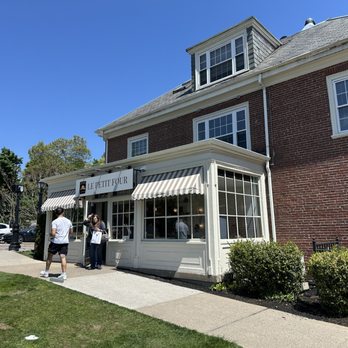 Le Petit Four Bakery - Bakeries Near Me - Wellesley, Massachusetts