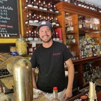 Benjamin's Raw Bar - Cool bartender - Seafood Near Me - Newport, Rhode Island