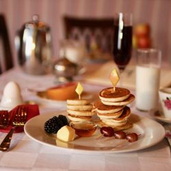 Le Griffon - Breakfast is served! (and included!)