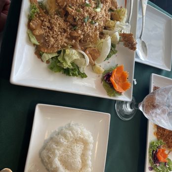 Jutamas Thai Restaurant - H1. Chicken in Peanut Sauce - Thai Near Me - Hattiesburg, Mississippi