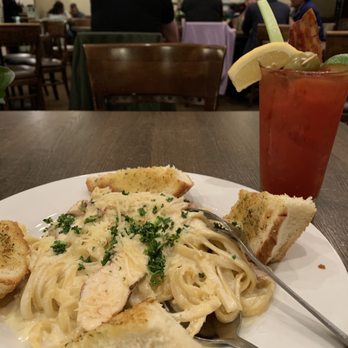 Rosine's Restaurant - Fettuccine Alfredo with chicken - American Near Me - Monterey, California