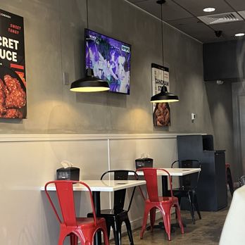 bb.q Chicken Mobile - Dining area - Chicken Wings Near Me - Mobile, Alabama