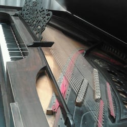 Klavier Pianos y Academia