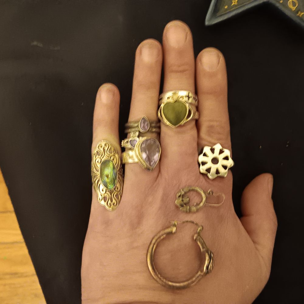 Hollywood Pawners - Hand model displaying "40" grams of silver - Pawn Shops Near Me - Oak Park, Illinois Hollywood Pawners - Hand model displaying "40" grams of silver - Pawn Shops Near Me - Oak Park, Illinois
