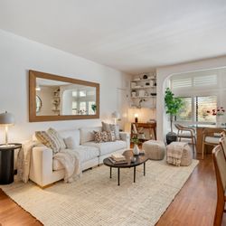 Isabella Luthje Group - Sotheby's International Realty - Coastal living with city convenience
Welcome to 641 Bay St -- a bright and stylish 2-bed, 2-bath condo in the heart of Santa Monica.