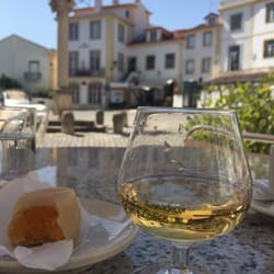 O Café da Praça - Messias Portwein und Queijinhos do Céu