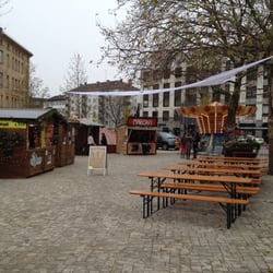 Sendlinger Christkindlmarkt - Der 2. Sendlinger Christkindlmarkt auf der großen Platzfläche des neuen Harras, kurz vor der Eröffnung.