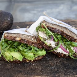 Hyggeriet - Rugbrødssandwiches lavet på Hyggeriet's hjemmebagte surdejsrugbrød