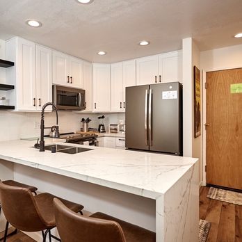 St. Anton Condominiums - High stools for sitting at countertop - Vacation Rentals Near Me - Mammoth Lakes, California