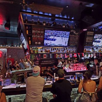 Batch Gastropub - Fans at the bar - American Near Me - Miami, Florida Batch Gastropub - Fans at the bar - American Near Me - Miami, Florida