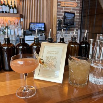 Cindy's Rooftop - Drinks at the bar - New American Near Me - Chicago, Illinois