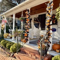 The Snuggery Inn & Suites - Enjoy the front porch decorated for Fall and Halloween.