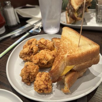 Wahlburgers - Grilled cheese - American Near Me - Mashantucket, Connecticut