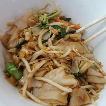 Toss Noodle Bar - Japanese wok-tossed (sweet and sour sauce) flat rice noodles with chicken. - Asian Fusion Near Me - Berkeley, California Toss Noodle Bar - Japanese wok-tossed (sweet and sour sauce) flat rice noodles with chicken. - Asian Fusion Near Me - Berkeley, California