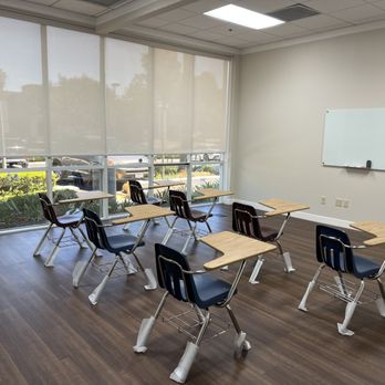 American English Language School - Spacious classroom designed to promote a focused and open learning environment. - Language Schools Near Me - Irvine, California American English Language School - Spacious classroom designed to promote a focused and open learning environment. - Language Schools Near Me - Irvine, California