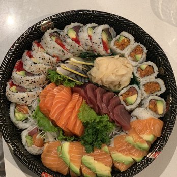 Hello Sushiman - Spicy tuna with avocado Giant maki roll Orangeville roll Sashimi: Maguro (Tuna), Sake (salmon) and Saba (mackerel) Extra ginger :) - Sushi Bars Near Me - Orléans, Ontario