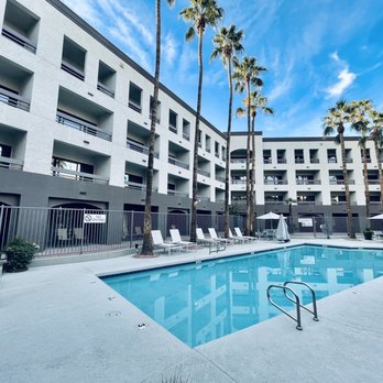 Hilton Phoenix Airport - Pool - Hotels Near Me - Phoenix, Arizona