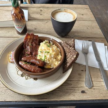 Kompa'9 - Scrambled eggs with sausage & bacon - Breakfast & Brunch Near Me - Copenhagen, 84 Kompa'9 - Scrambled eggs with sausage & bacon - Breakfast & Brunch Near Me - Copenhagen, 84