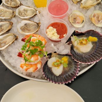 Fishwives - Clockwise, starting from bottom: scallop, shrimp, oysters from Canada x6 (forget name), kumamoto x3, kushi x3, clams - Seafood Near Me - Pasadena, California