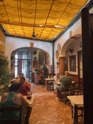 Taberna Salinas by null