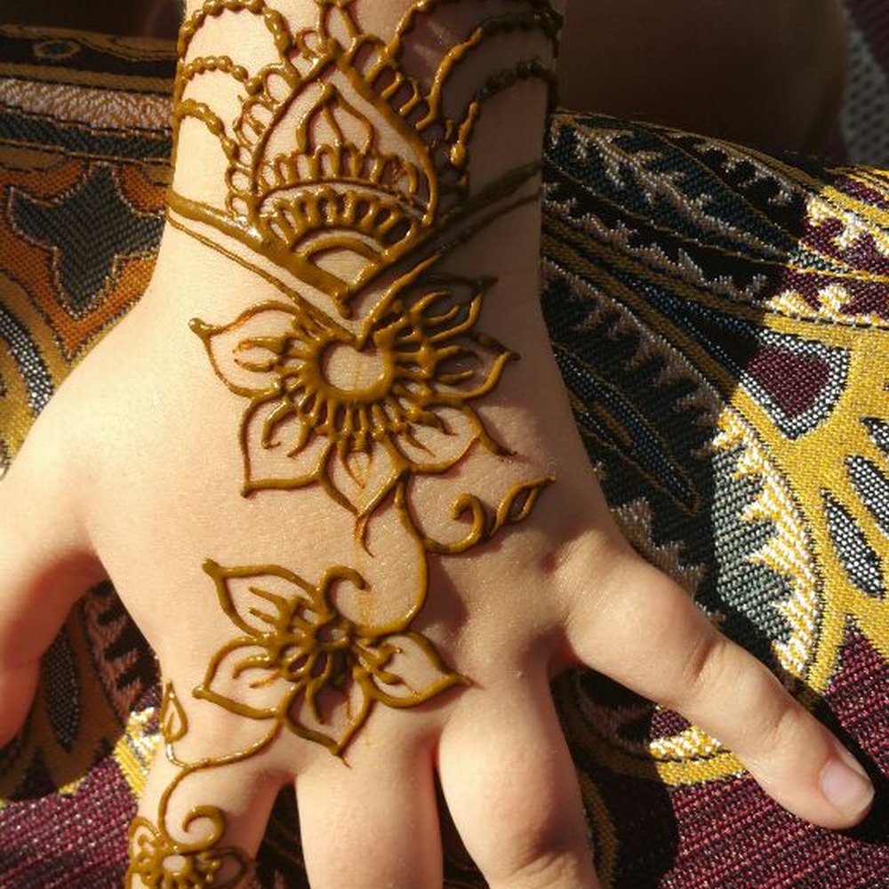 Does anyone else (male) like applying mehendi on their hand? : r/indiasocial, image size:1000x1000