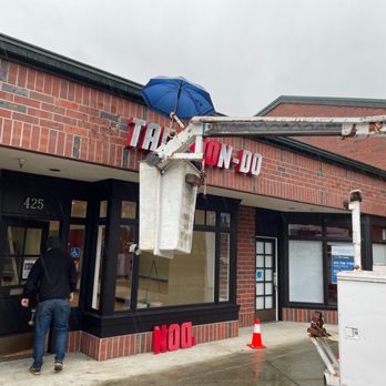 Worldwide Signs - Removing our sign at our former location in San Ramon... - Graphic Design Near Me - Livermore, California Worldwide Signs - Removing our sign at our former location in San Ramon... - Graphic Design Near Me - Livermore, California