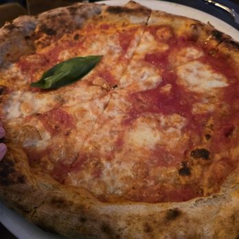 Chez Pippo - Margherita pizza - Italian Near Me - Paris, 01 Chez Pippo - Margherita pizza - Italian Near Me - Paris, 01