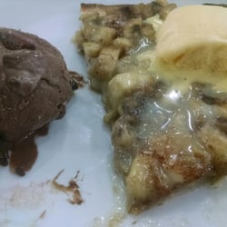 Calahans - Pizza de chocolate com morango e Pizza de banana com leite condensado + sorvete =D