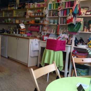 Schönhausen - Ein Tisch und die bunten Regale im Café neben dem Tresen - Cafes Near Me - Berlin, BE