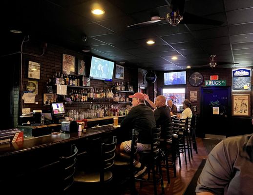 Krug's Tavern by null