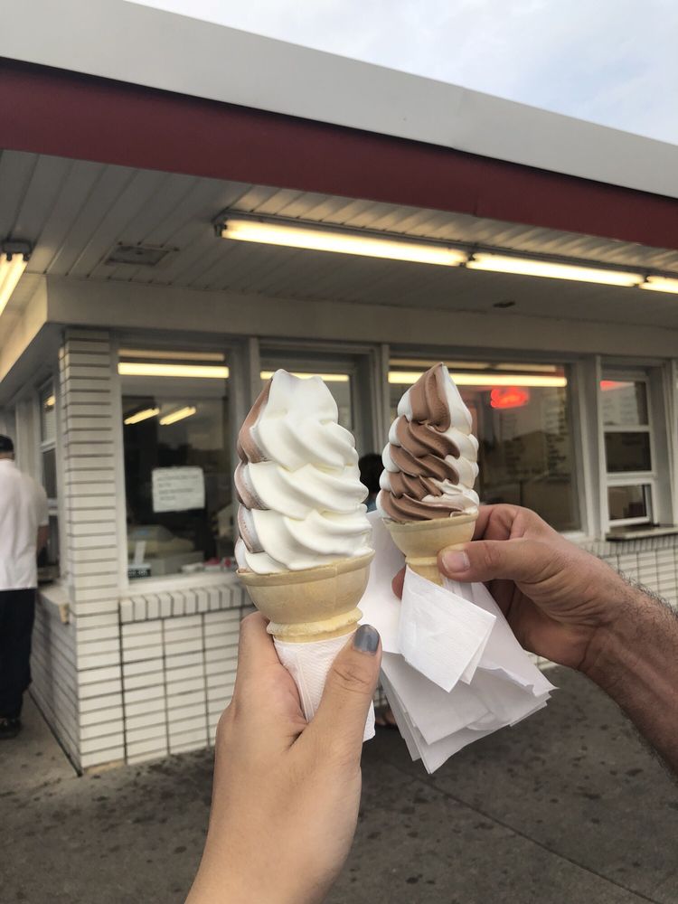 DARI DELITE Updated October 2024 2686 Howard Avenue, Windsor