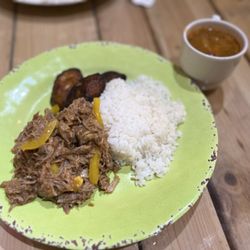 Vieja Mesa - Arroz blanco, habichuelas y carne vieja