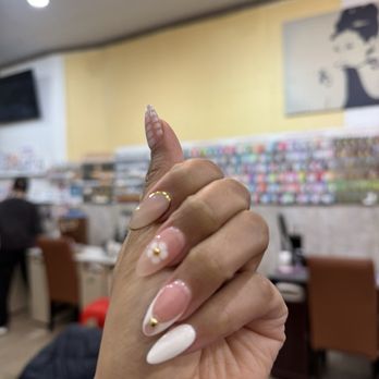 ES Nail Spa - Nail Salons Near Me - Brooklyn, New York