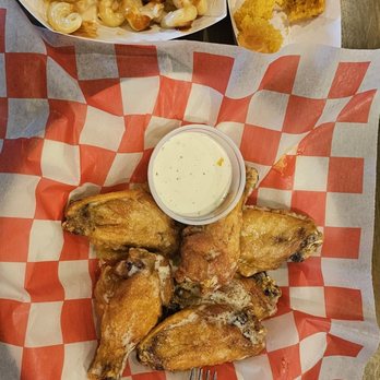 MacDaddy's Family Kitchen - Lemon pepper wings mac and cheese with spicy BBQ sauce and corn bread - Southern Near Me - Port Aransas, Texas MacDaddy's Family Kitchen - Lemon pepper wings mac and cheese with spicy BBQ sauce and corn bread - Southern Near Me - Port Aransas, Texas