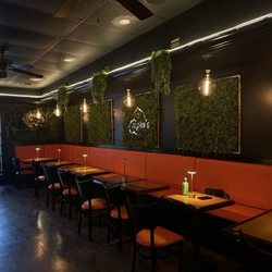 Ezra's - Table area