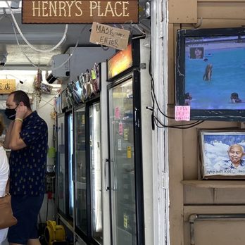 Henry's Place - View from the outside. - Ice Cream & Frozen Yogurt Near Me - Honolulu, Hawaii