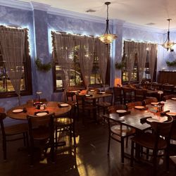 Nikolas Pizza - Elegant dining room