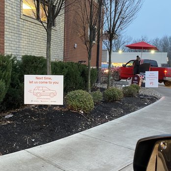 Chick-fil-A - Chick-fil-A car line - Chicken Shop Near Me - Louisville, Kentucky