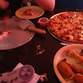 Insert Coin - They messed up our order and gave us a small pizza by accident and they realized what they did and brought us our pizza on the house - Bars Near Me - Centralia, Washington