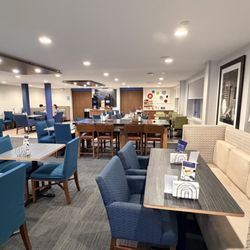 Holiday Inn Express & Suites Lincoln East - White Mountains - Breakfast area