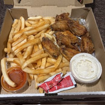 Boston Pizza - Chicken Wings with Fries & Medium Drink - Pizza Near Me - Las Vegas, Nevada Boston Pizza - Chicken Wings with Fries & Medium Drink - Pizza Near Me - Las Vegas, Nevada