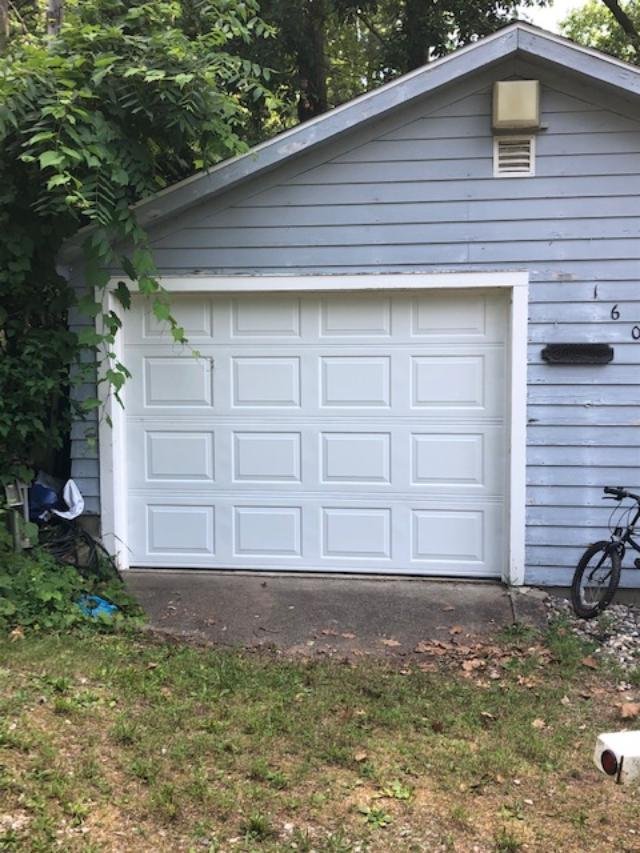 RAY’S OVERHEAD DOORS Updated August 2024 Jackson, Michigan Garage