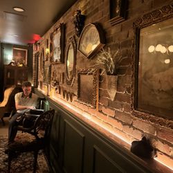 The Brass Monkey Lounge - Decor